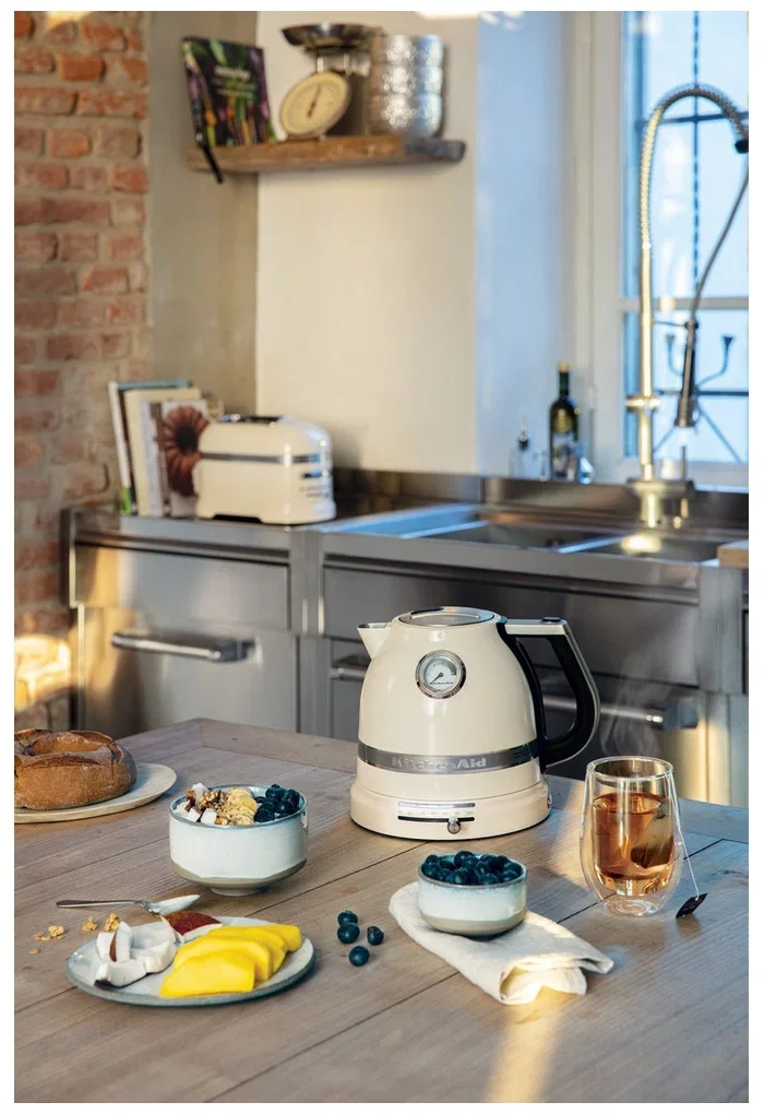 Электрочайник KitchenAid Artisan 5KEK1522EAC кремовый